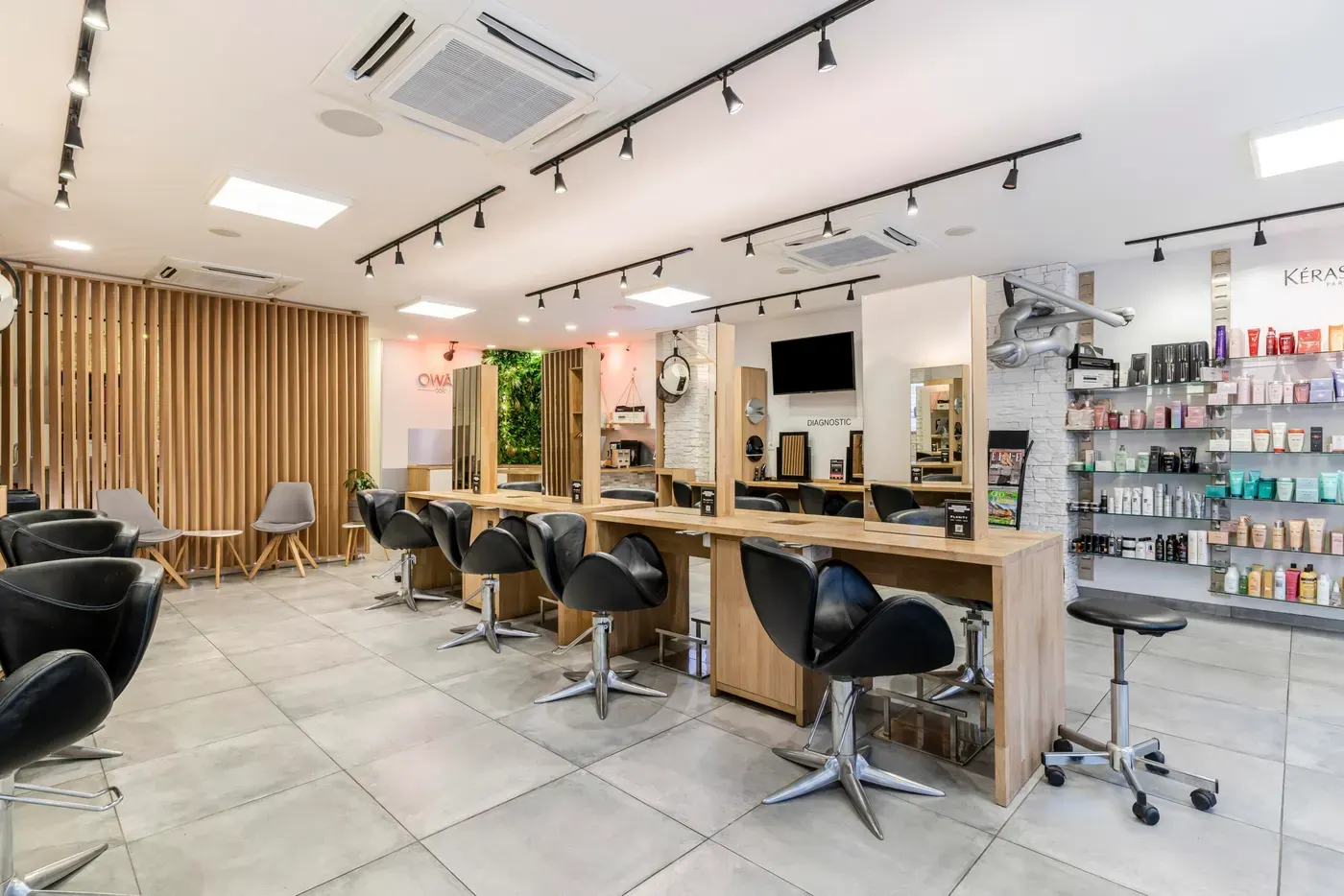 Antibes Juan-les-Pins salon: light wood stations and black chairs