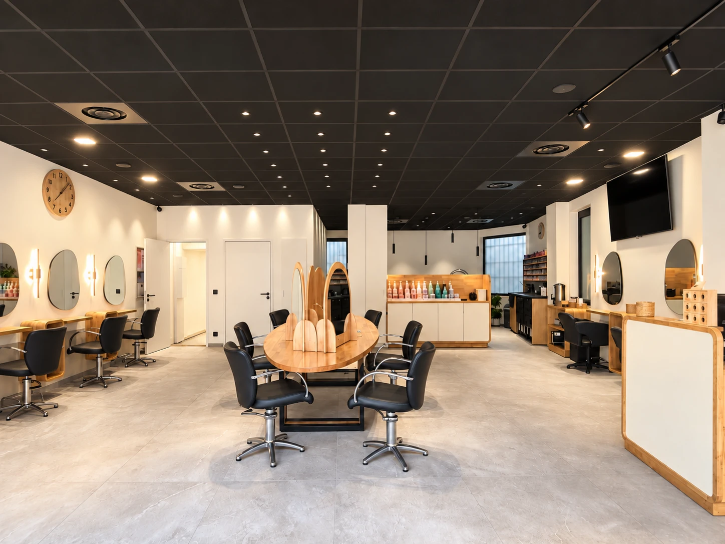 Cagnes-sur-Mer salon: large oval wooden table in the centre, arched mirrors and black ceiling