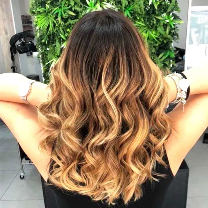 Wavy mid-length copper hair