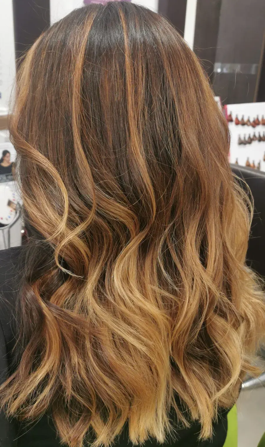 Caramel sombré hair on wavy hair