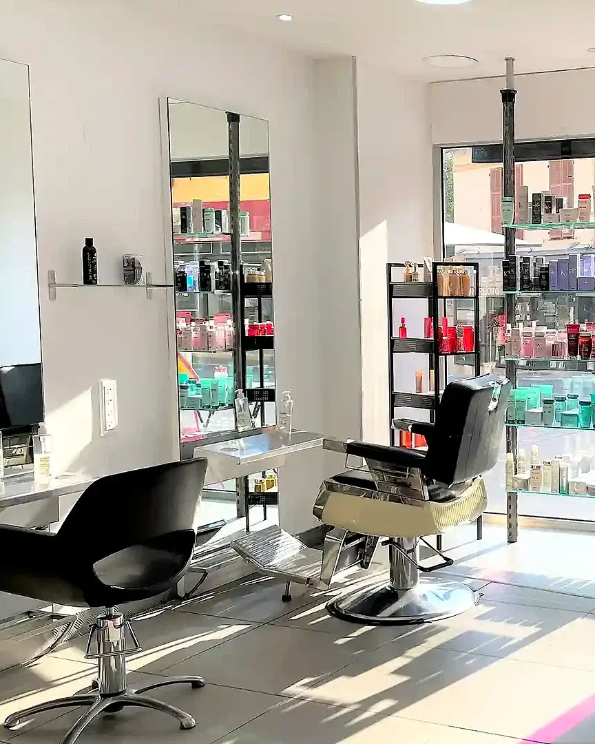 Postes de coiffage et vitrine lumineuse du salon OWA Colors de Saint-Laurent-du-Var