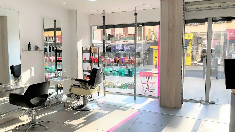 Styling stations and shop window at the Saint-Laurent-du-Var salon