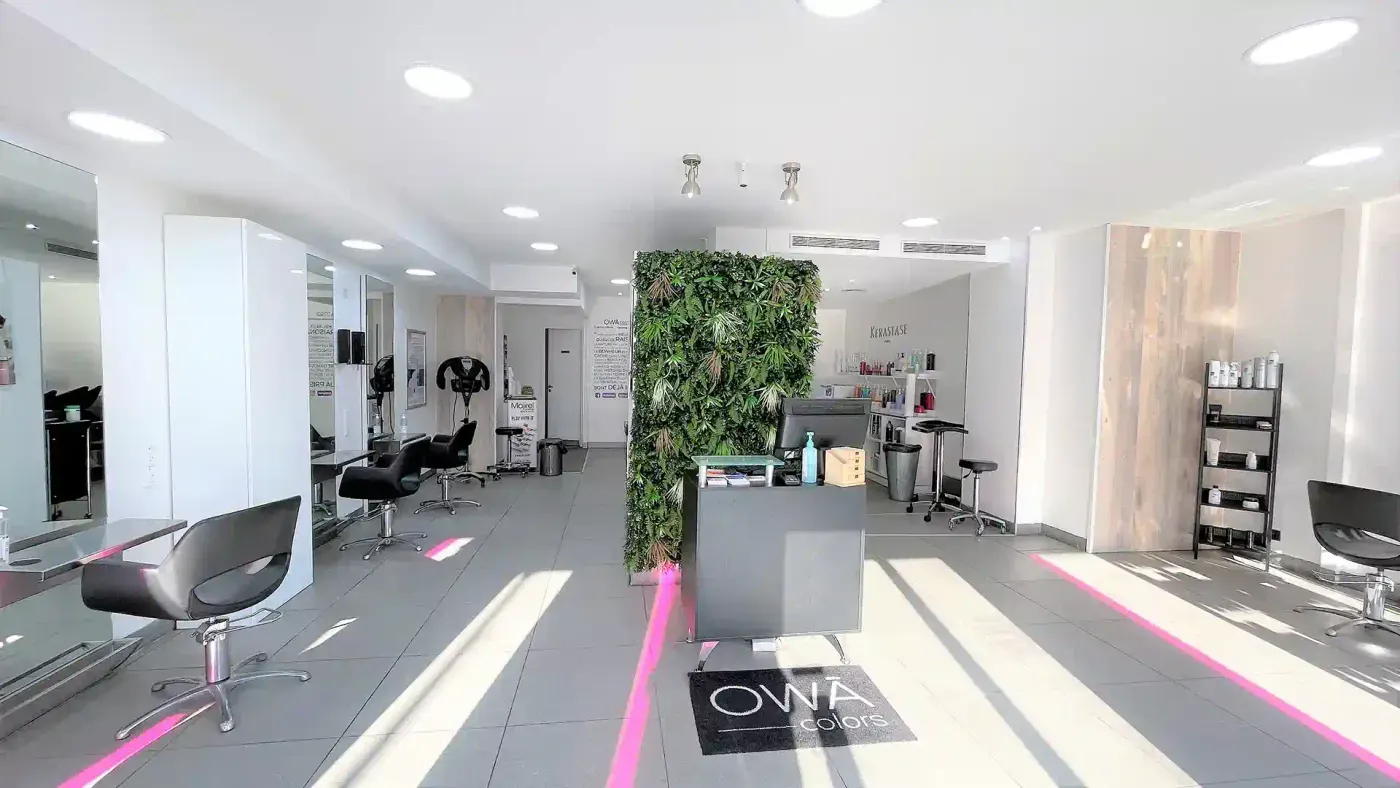 Saint-Laurent-du-Var salon: green plant wall and styling stations