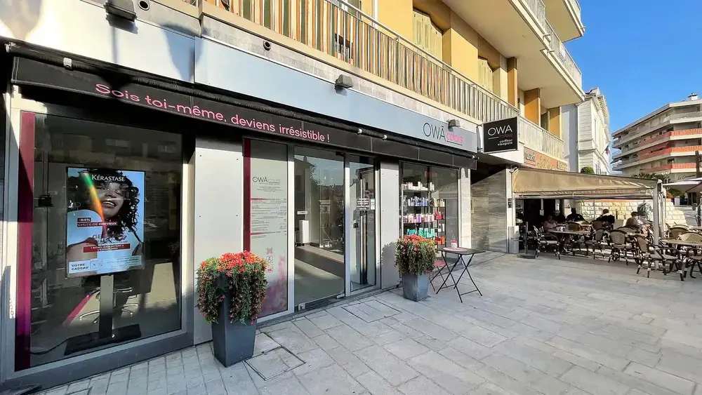 Front of the Saint-Laurent-du-Var salon on the pedestrian square