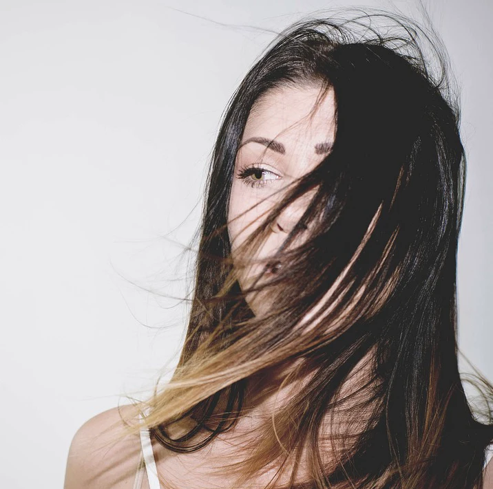 Lissage de cheveux avec les lisseurs GHD