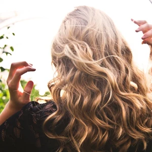 Cheveux blonds : préserver l’éclat, éviter le jaune, sublimer votre couleur