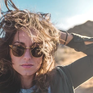Cheveux secs : comprendre les causes et adopter une vraie solution sur-mesure